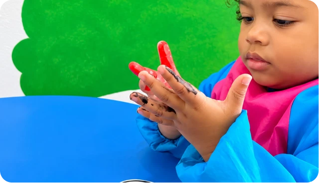 Niños del preescolar resolviendo una actividad de desarrollo cognitivo