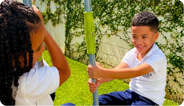 Niños del preescolar en una actividad de lenguaje y expresión