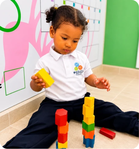 Dos niñas de M’Educa jugando con material Montessori en el aula