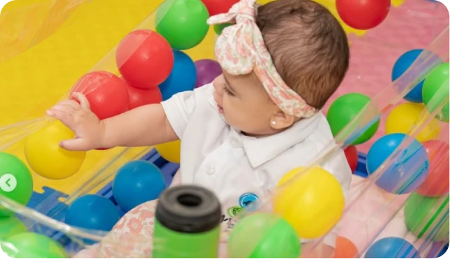 Niños del preescolar resolviendo una actividad de desarrollo cognitivo