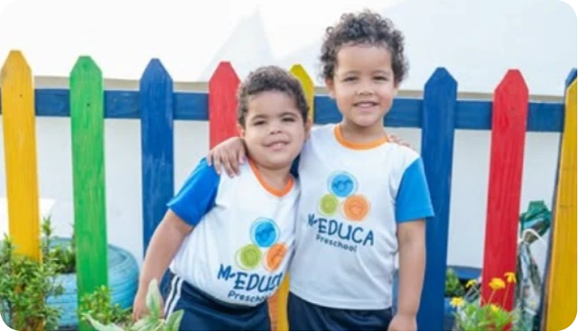 Niños del preescolar jugando en grupo