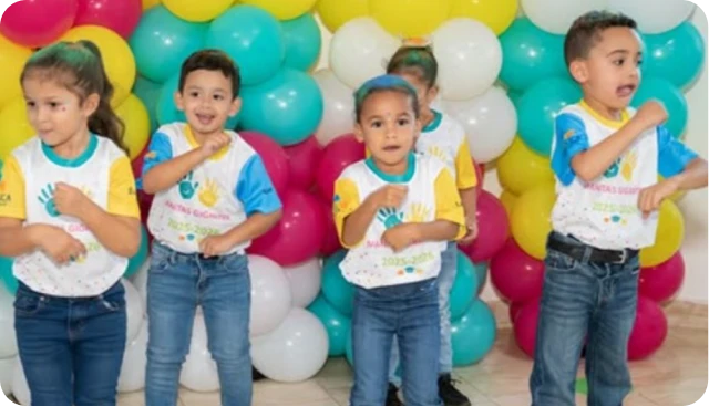 Niños del preescolar en una actividad de lenguaje y expresión