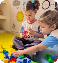 Dos niñas de M’Educa jugando con material Montessori en el aula